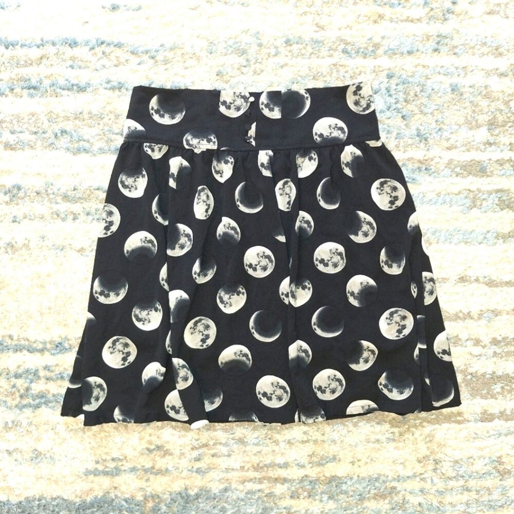 HOT TOPIC Moon Phase Skirt Medium Size GUC